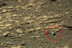 'Shiny' geometric object spotted on Mars sparks call for NASA probe